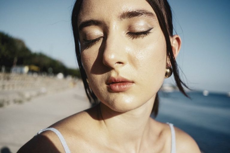 Lightweight Makeup for Warm Weather